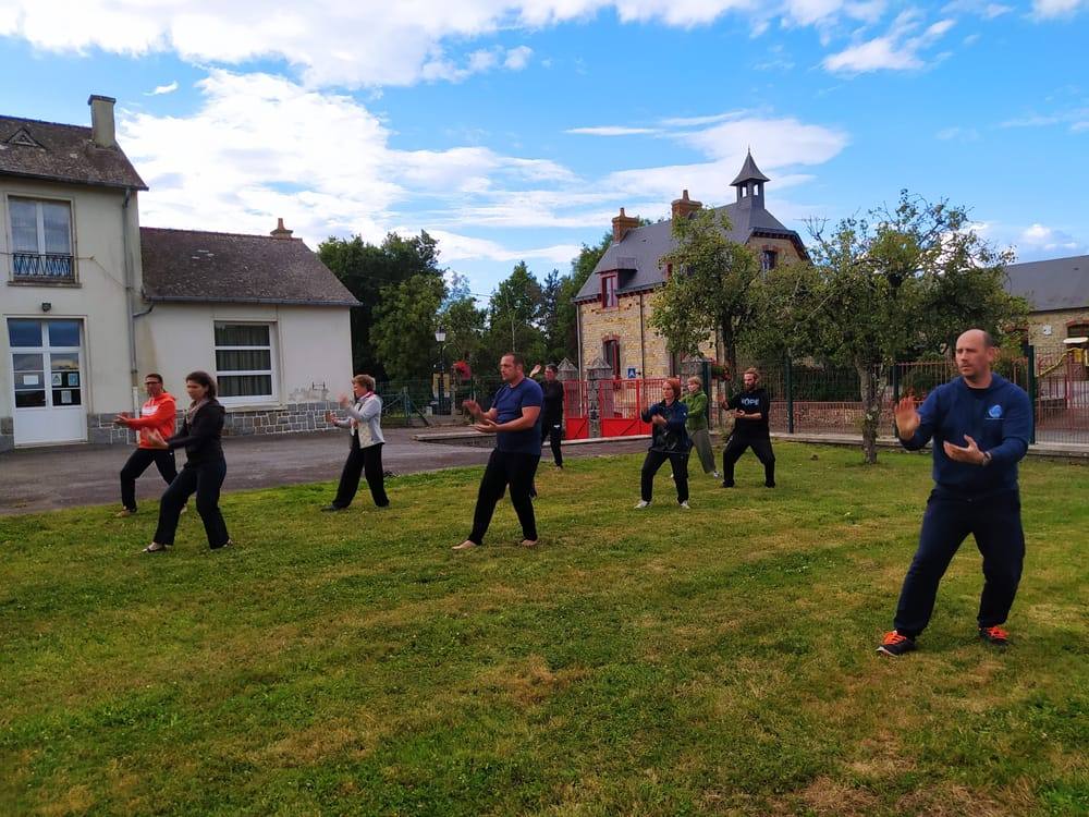 Groupe d'élèves en pratique de Tai Chi et Qi Gong