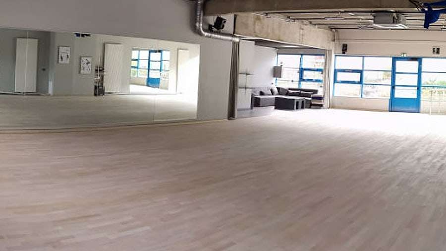 La salle de cours du Studio Moana à Rennes, parquet clair, miroirs et grandes fenêtres